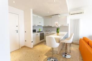 A kitchen or kitchenette at Le Murrine Frontemare Apartment Seaview