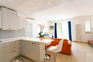 A kitchen or kitchenette at Le Murrine Frontemare Apartment Seaview