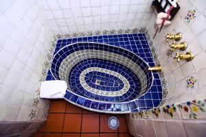 a blue tiled toilet in a bathroom at Grand Guadalupe by Inmense in San Cristóbal de Las Casas