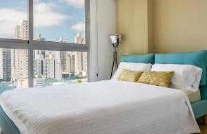 Un dormitorio con una cama grande con ventana. en Breath-taking Apartment - PH Quartier Del Mar, en Panamá 35 fotos más