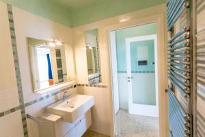 A bathroom at Le Murrine Frontemare Apartment Seaview Még 12 kép