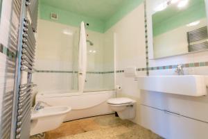 A bathroom at Le Murrine Frontemare Apartment Seaview