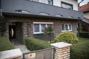 Ždralovi的住宿－apartman tušek-Bjelovar，前面有栅栏的砖房