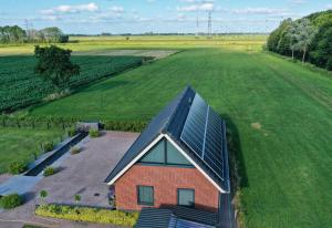 una vista aérea de una casa con techo solar en De Wolbert en Wapenveld