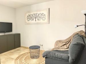 a living room with a couch and a tv at Apartamento tranquilo, cerca del centro in Logroño