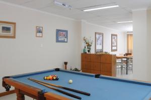 
A pool table at Parra Hotel & Suites
