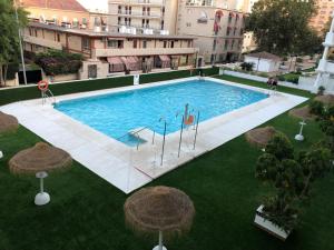 Bazén v ubytovaní Apartamento Los Nidos (La Carihuela) alebo v jeho blízkosti