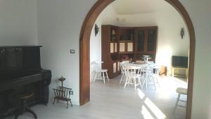 an archway in a living room with a table and chairs at Villa delle Muse in Fontane Bianche