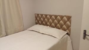 Giường trong phòng chung tại O seu conforto na Praia da Costa!