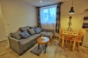 Posedenie v ubytovaní APARTAMENT TATRZAŃSKA LELUJA