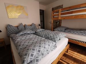 Un pat sau paturi într-o cameră la Apartments Steinbock