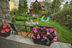 Vonkajšia záhrada v ubytovaní APARTAMENT TATRZAŃSKA LELUJA