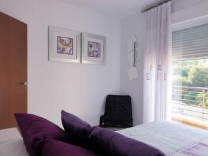1 dormitorio con 1 cama, 1 silla y 1 ventana en Bonita casa en Cotobro en Almuñécar