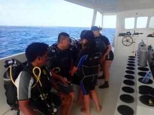 um grupo de pessoas em um barco no oceano em Xen Midu Hotel Addu City Maldives em Midu