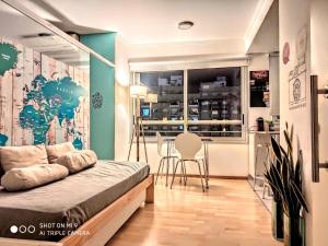 Habitación con cama y mesa. en Moderno Loft en Palermo Queen. en Buenos Aires