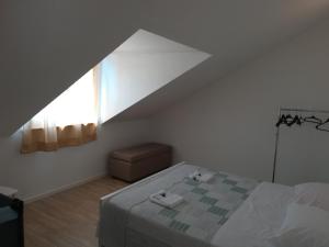 Apartmani Nedjeljka في فيغاني: غرفة نوم بيضاء بها سرير ونافذة
