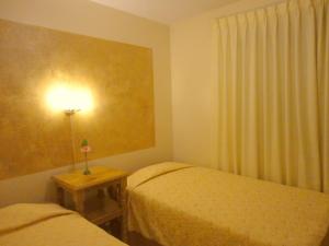 Voodi või voodid majutusasutuse HOTEL MAISON FIORI (Centro) toas