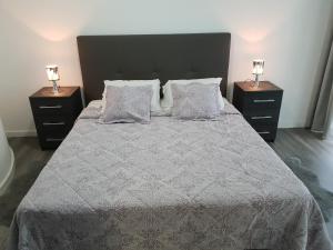 フンシャルにあるFunchal Paradiseのベッドルーム1室(大型ベッド1台、ナイトスタンド2台付)
