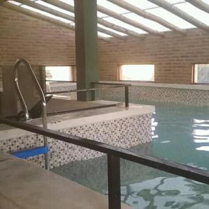 una piscina de agua en un edificio con piscina en Aldea Serrana en Nono