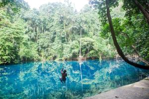 uma pessoa a saltar para uma piscina de água numa floresta em Aore Island Resort em Luganville