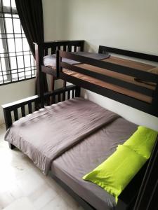 Escape to Bukit Indah Legoland Retreat Your 5BR Homestay for 1-16 Guests emeletes ágyai egy szobában