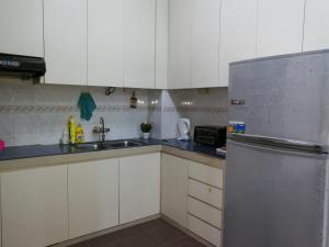 Kuchyň nebo kuchyňský kout v ubytování JB Homestay Bukit Indah WiFi CIQ Mall Legoland Free Parking