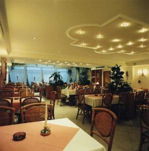 une salle à manger avec des tables et des chaises dans un restaurant dans l'établissement Gasthof zum Kirchenwirt, à Kirchdorf am Inn