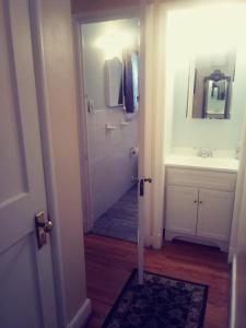 uma casa de banho com um lavatório e uma porta com um espelho em Sleepy Hollow Manor em Gettysburg