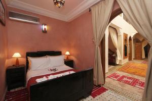 Tempat tidur dalam kamar di Riad Bab Tilila