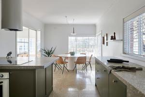 Η κουζίνα ή μικρή κουζίνα στο Polperro Farmhouse +17 φωτογραφίες