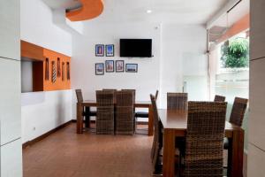 uma sala de jantar com mesa e cadeiras em RedDoorz Syariah near BTC Fashion Mall em Bandung