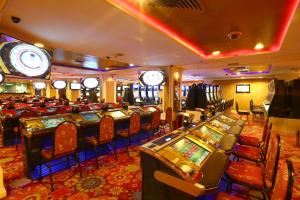 un casino con un montón de máquinas tragaperras en Ramana Saigon Hotel, en Ho Chi Minh