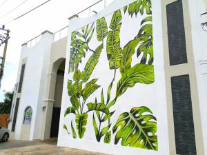 een muurschildering aan de zijkant van een gebouw bij Hotel Tuparenda in Bacalar