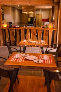 アントゥコにあるRincon del Montañesのダイニングルーム(木製テーブル2台、椅子付)