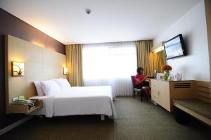 Postel nebo postele na pokoji v ubytování St Giles Hotel Makati