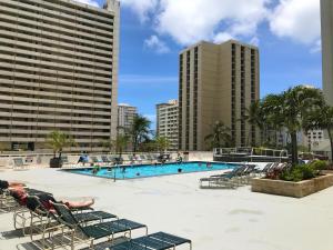 Tropical Retreat Near Waikiki Beach with Parkingの敷地内または近くにあるプール