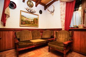 a waiting room with two chairs and a painting on the wall at 12 Місяців-Травень in Slavske +11 photos
