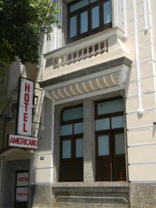 un edificio con un cartel en el costado en Hotel Americano, en Río de Janeiro