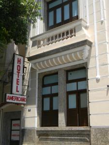 um edifício com um sinal na lateral em Hotel Americano no Rio de Janeiro