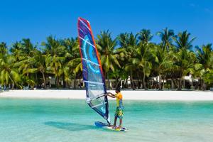 
Hacer windsurf en el resort o alrededores
