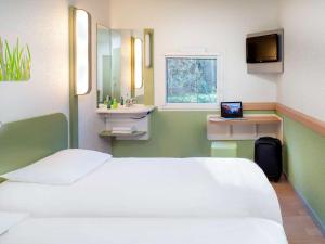 Postel nebo postele na pokoji v ubytování Hotel Ibis Budget Vichy