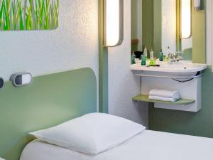 Postel nebo postele na pokoji v ubytování Hotel Ibis Budget Vichy