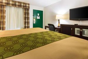 een hotelkamer met een bed en een flatscreen-tv bij Econo Lodge Inn & Suites Macon North in Macon