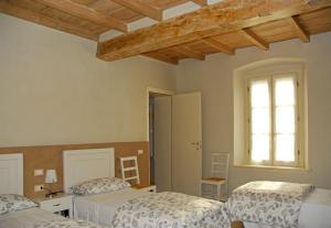 Tempat tidur dalam kamar di Ostello La Canonica