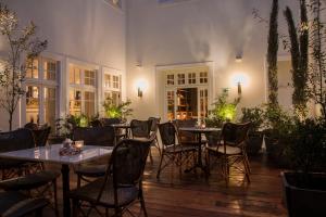 Um restaurante ou outro lugar para comer em Hotel B