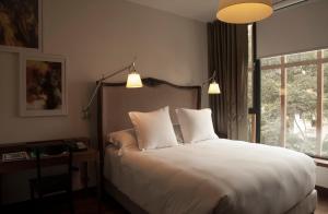 Cama ou camas em um quarto em Hotel B