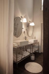Um banheiro em Hotel B