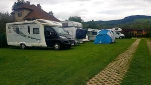um grupo de caravanas e tendas num quintal em Apartmány Janka + camp em Bešeňová