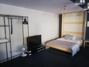 Habitación de hotel con cama y TV en Hotel Gold, en Poznan