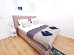ein Schlafzimmer mit einem Bett mit zwei Handtüchern darauf in der Unterkunft Lovely-Flats "Kamminer VH" in Berlin